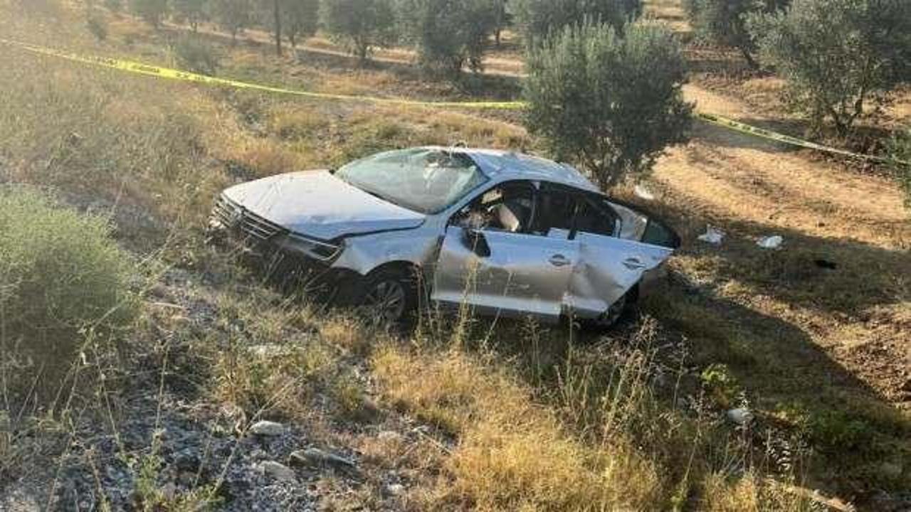 Otomobil zeytin bahçesine uçtu: Baba öldü, eşi ve çocukları yaralandı