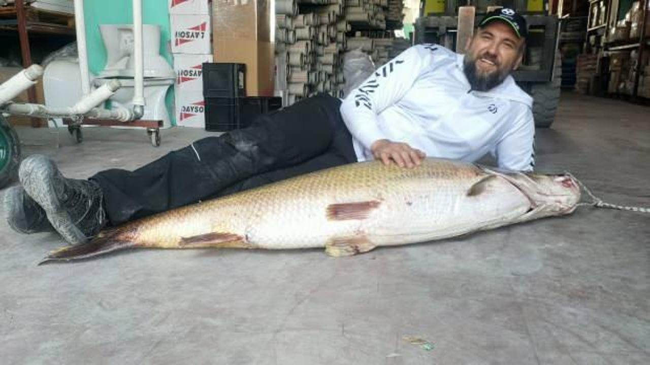 Oltasına takılan balığı görünce sevinçten havalara uçtu