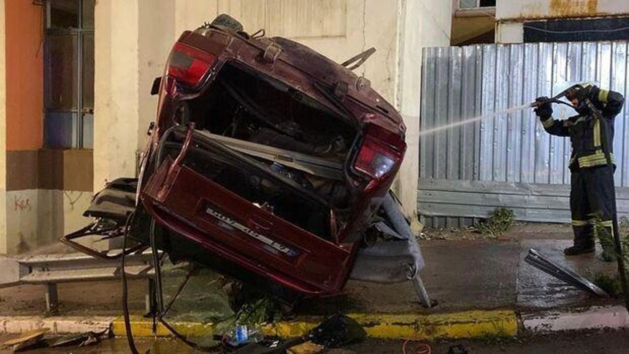 80 metre sürüklendi bariyerlerde asılı kaldı: 2 kişi öldü!