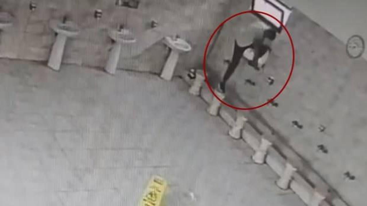 Camide çirkin hadise! Musluklarını tekme ata ata kırdı, sonrada çaldı