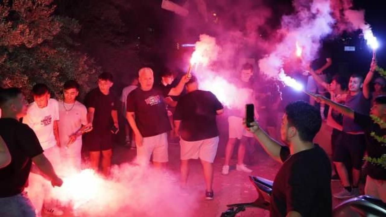 Ege'de bir şehir gece vakti futbol aşkıyla gündüzü yaşadı
