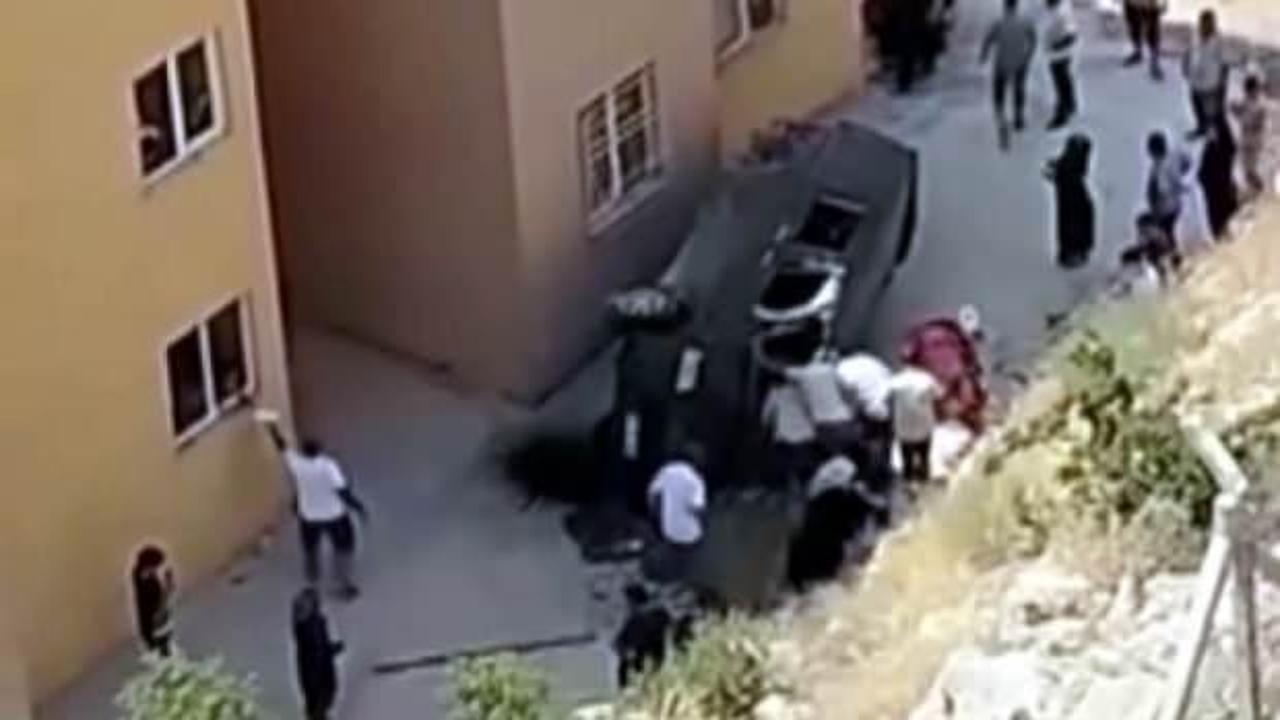 Hafif ticari araç sitenin bahçesine düştü
