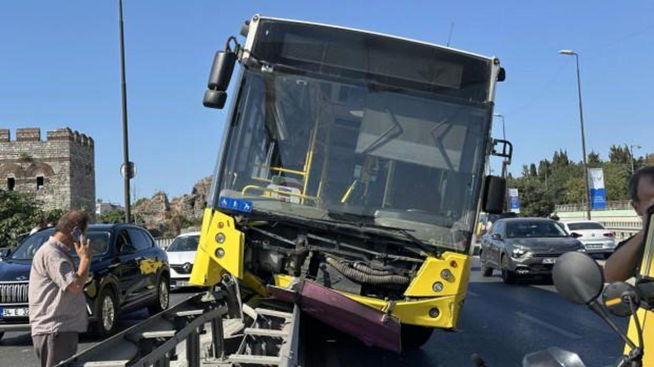 İETT otobüsü çelik bariyerlerde asılı kaldı