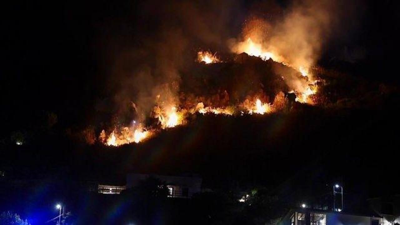 İtalya'da orman yangını nedeniyle bir tatil k&ouml;y&uuml;ndeki turistler tahliye edildi