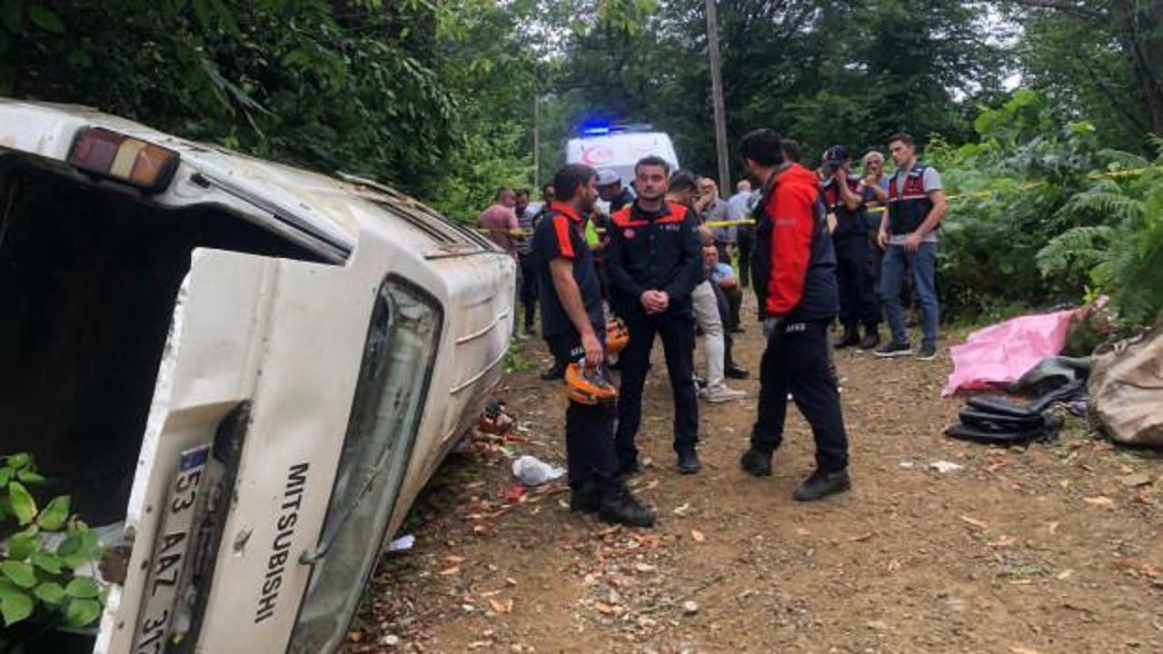 Minib&uuml;s yama&ccedil;tan yuvarlandı; 2 &ouml;l&uuml;, 3 yaralı