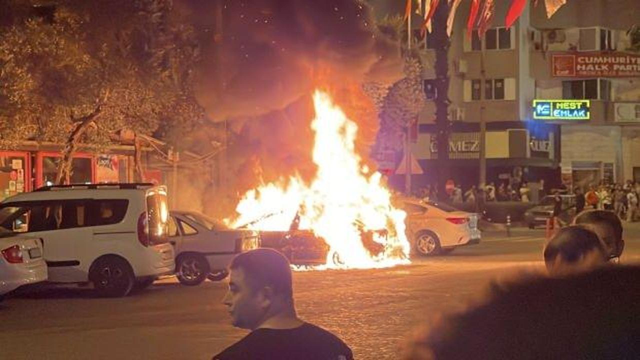 Muğla'da park halindeki iki otomobil ve bir elektrikli bisiklet yandı