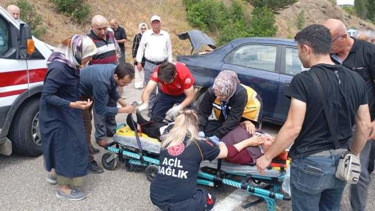 Otomobil virajı alamayıp yamaca &ccedil;arptı; 4 yaralı