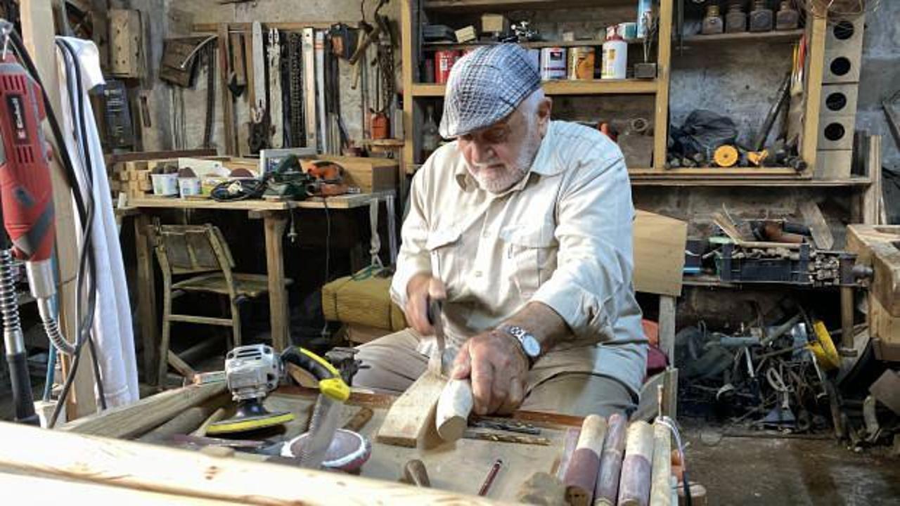 Bir tanesini 10 günde yapan emekli postacı, yakın çevresinin taleplerine ancak yetişiyor