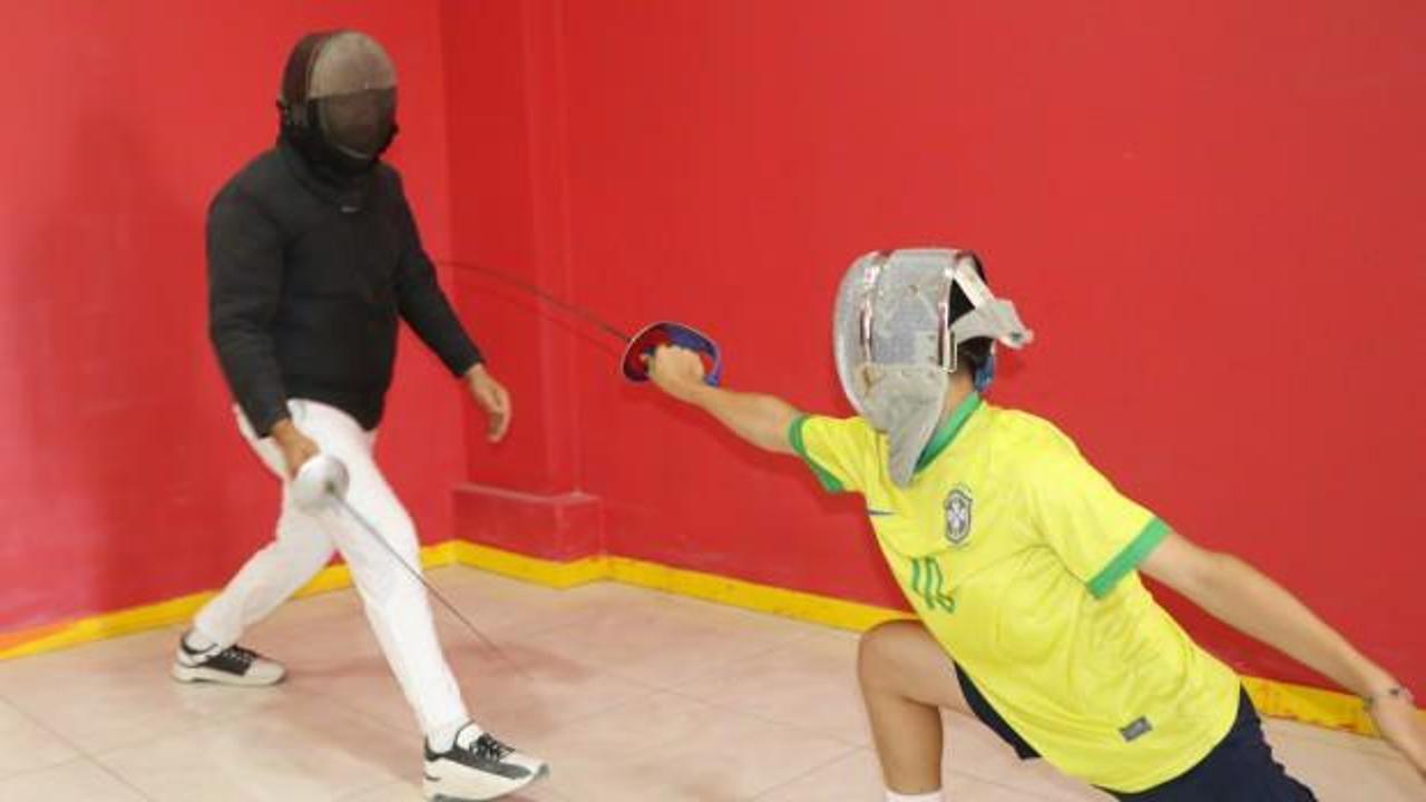 Van'da ağa&ccedil; dallarıyla eskrim yapıyordu: Şimdi milli takıma se&ccedil;ildi