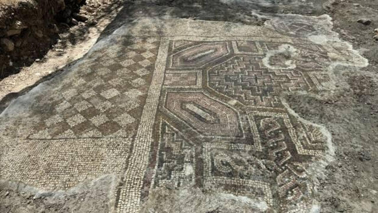 Diyarbakır’da mezar kazısında Haçlı Davud Yıldızı mozaiği bulundu