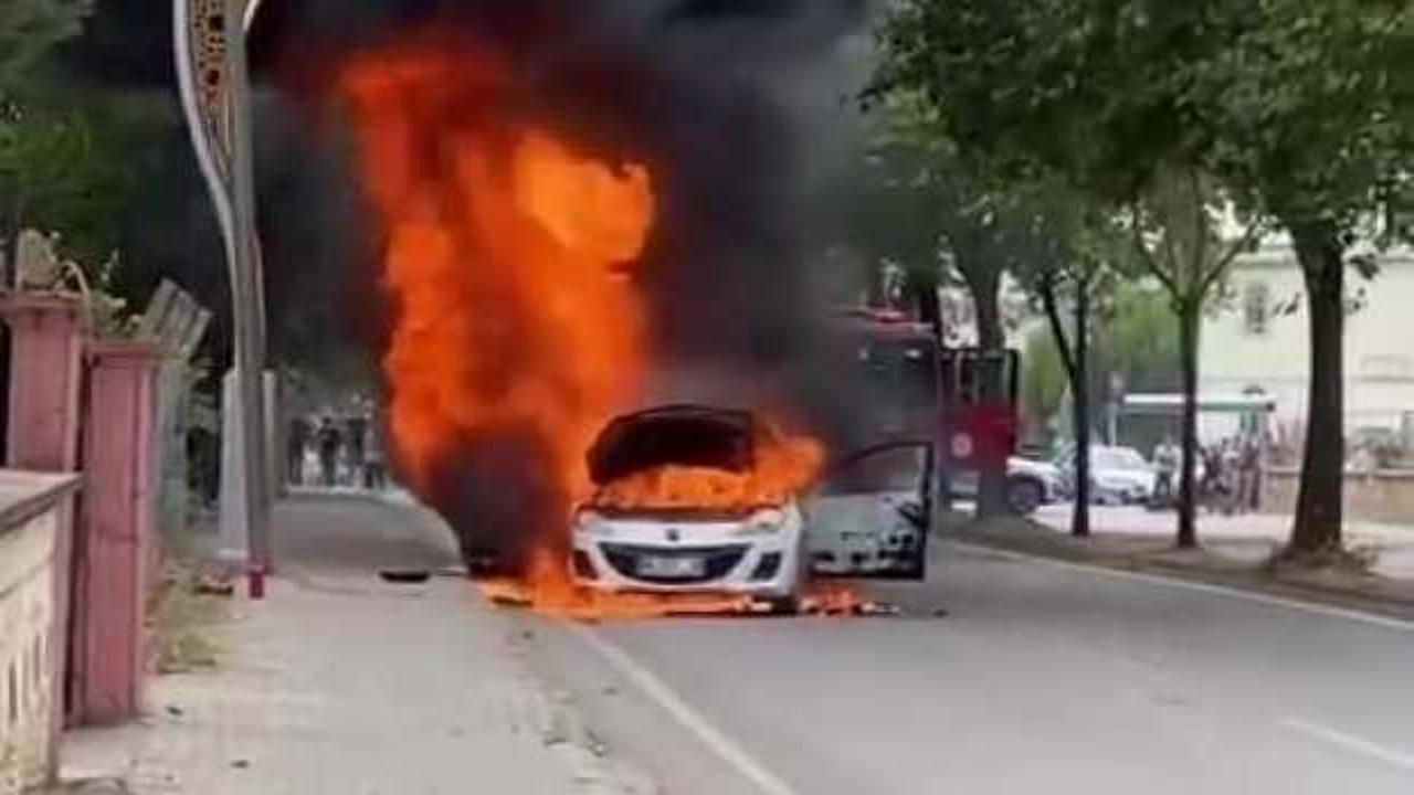 Alev alan otomobilden geriye hurda yığını kaldı