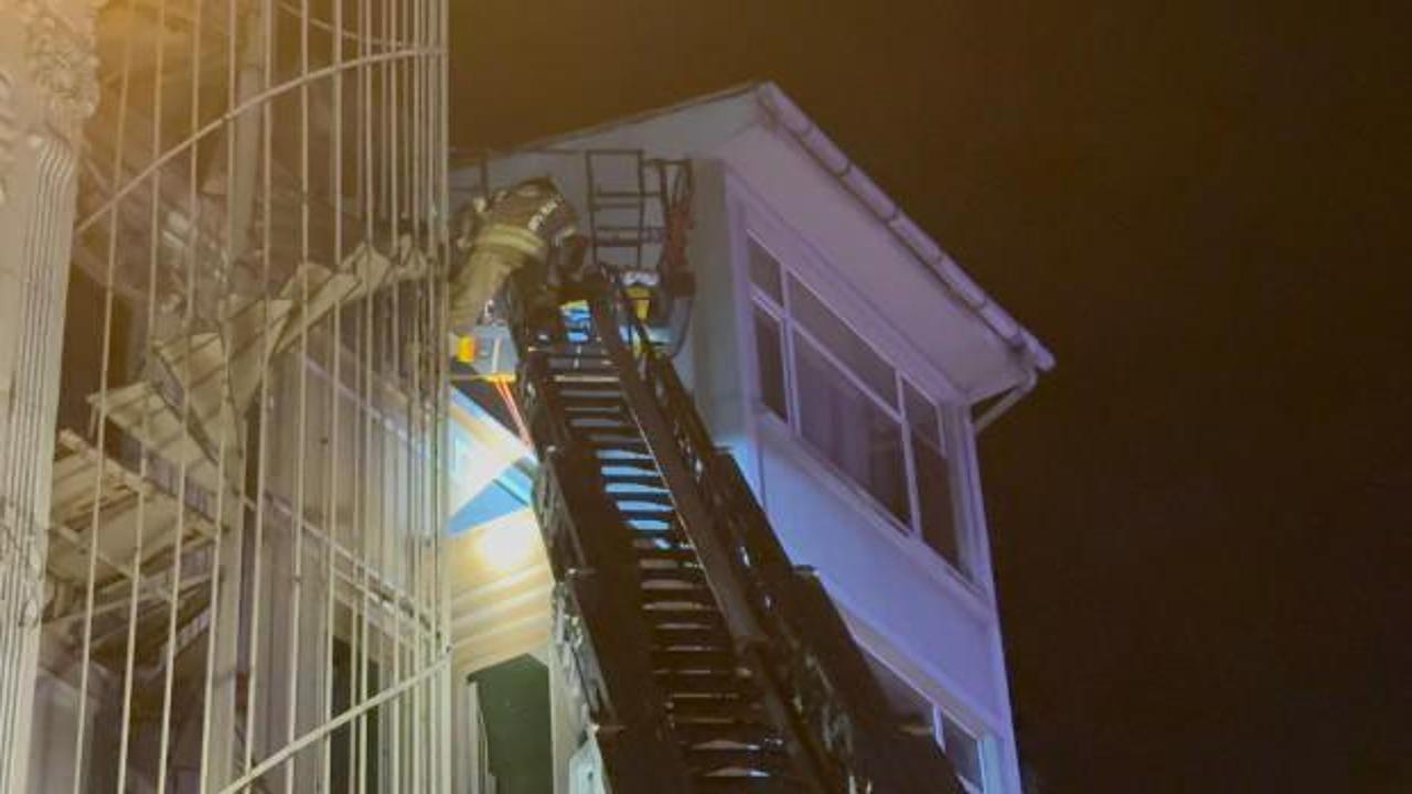 Beyoğlu'nda eğlence mekanının çatısında korkutan yangın