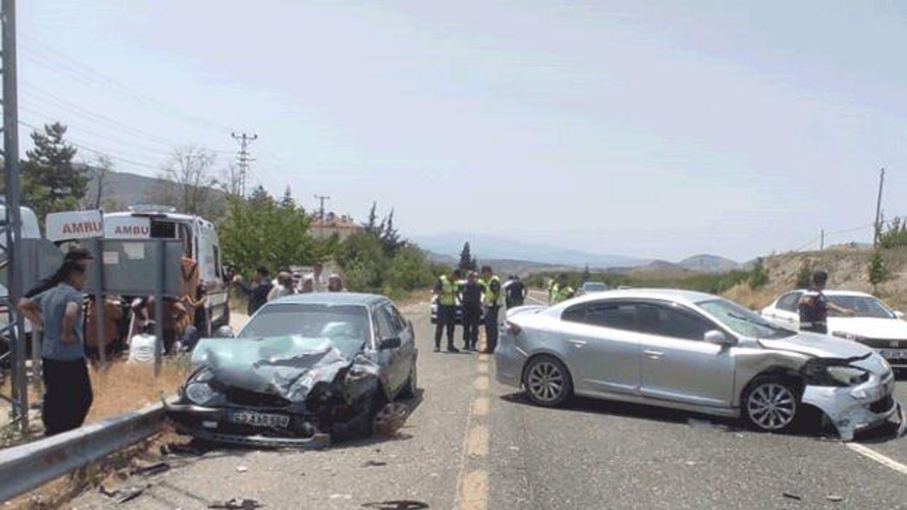 Elazığ'da iki otomobil çarpıştı! Yaralılar var