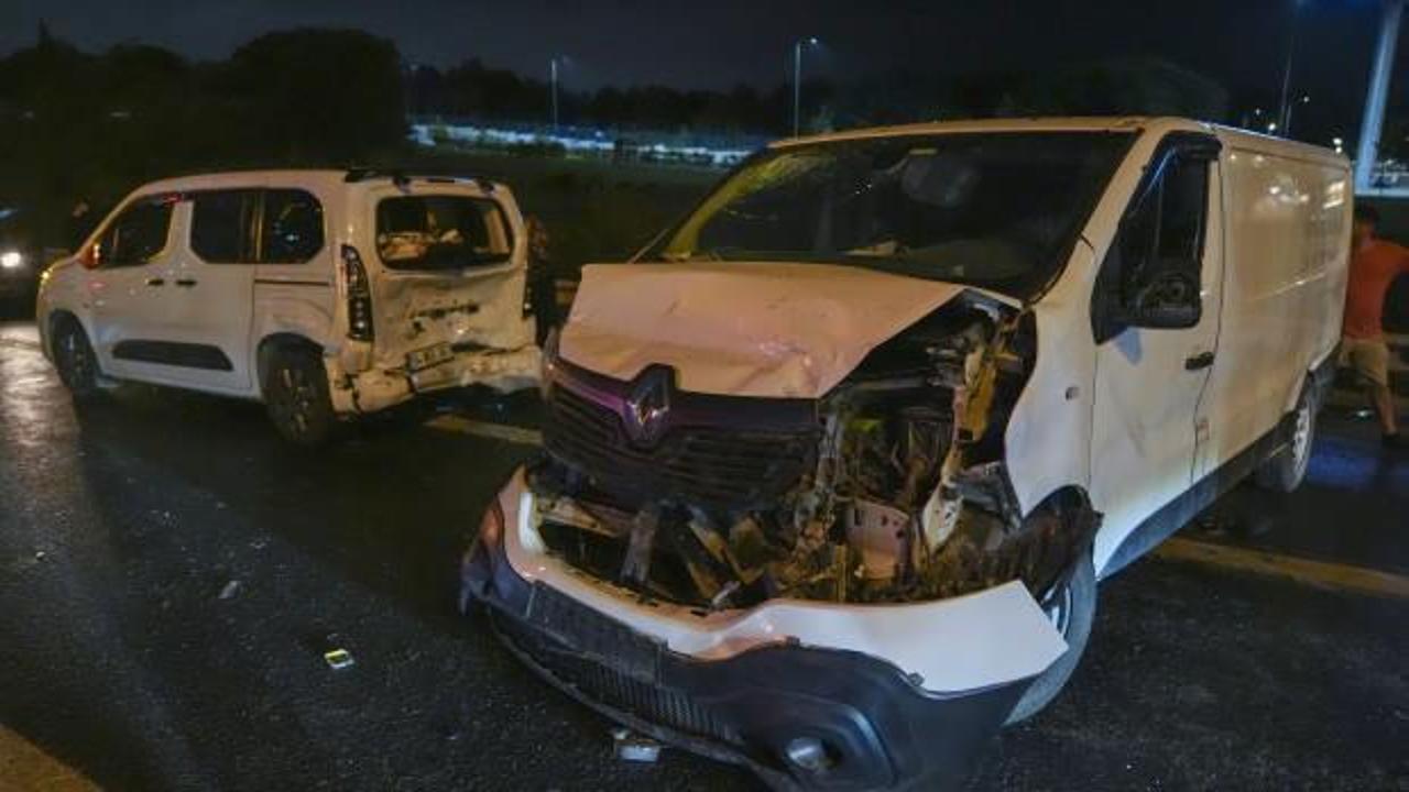 Ey&uuml;psultan'da 16 aracın karıştığı zincirleme trafik kazasında 6 kişi yaralandı