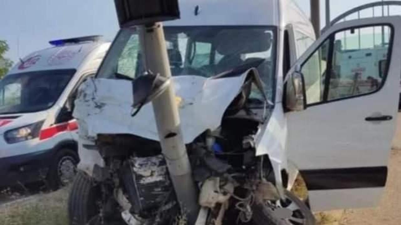 Karadeniz Sahil Yolu&rsquo;nda minib&uuml;s ile otomobil &ccedil;arpıştı: 13 yaralı