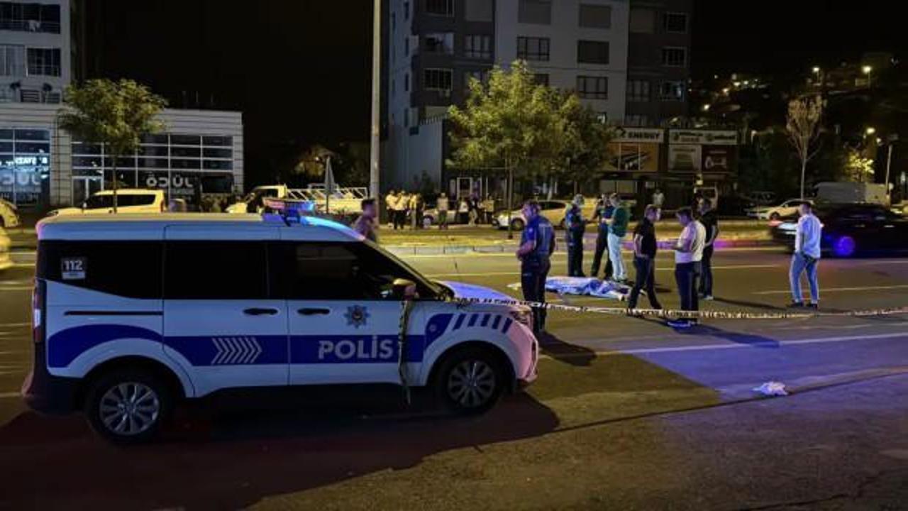 &Ouml;nce kamyonet &ccedil;arptı sonra otomobil ezdi