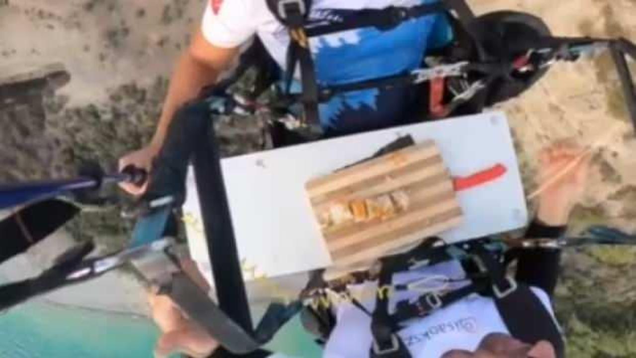 Yamaç paraşütü yapan aşçı havada suşi hazırladı