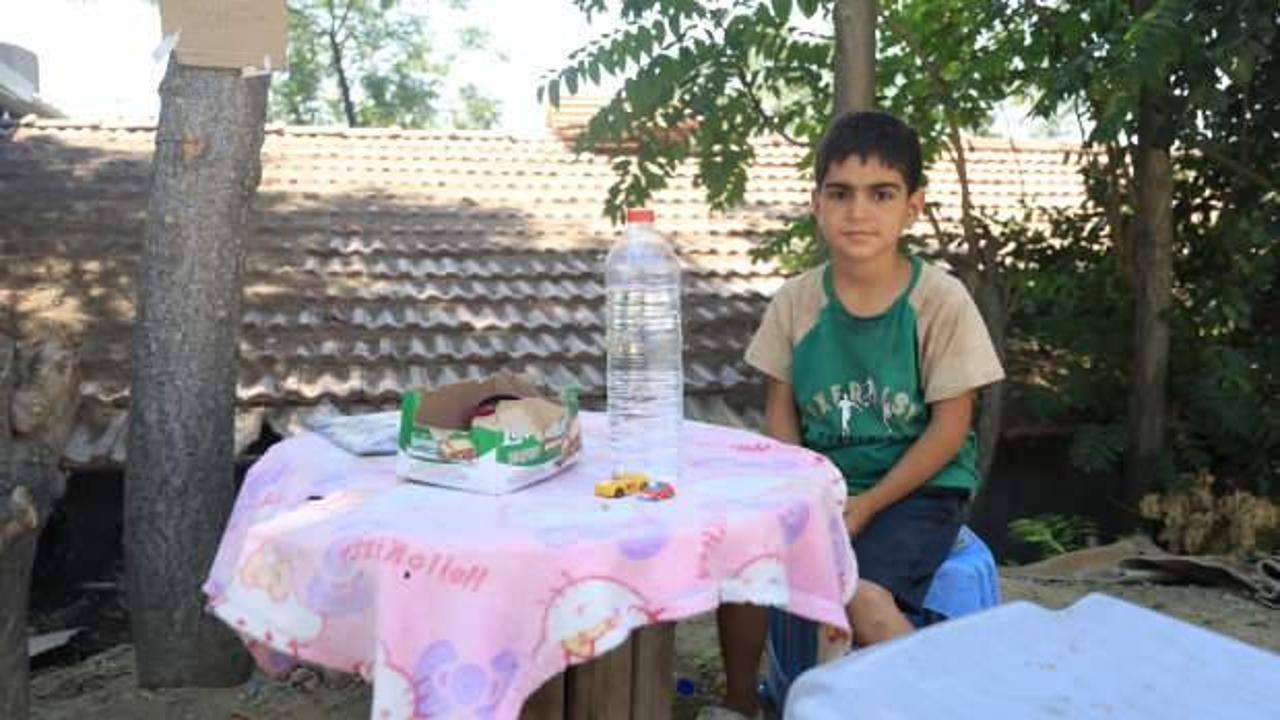 Yaşı küçük diye sanayiye alınmadı, astığı pankartla yüzleri güldürdü