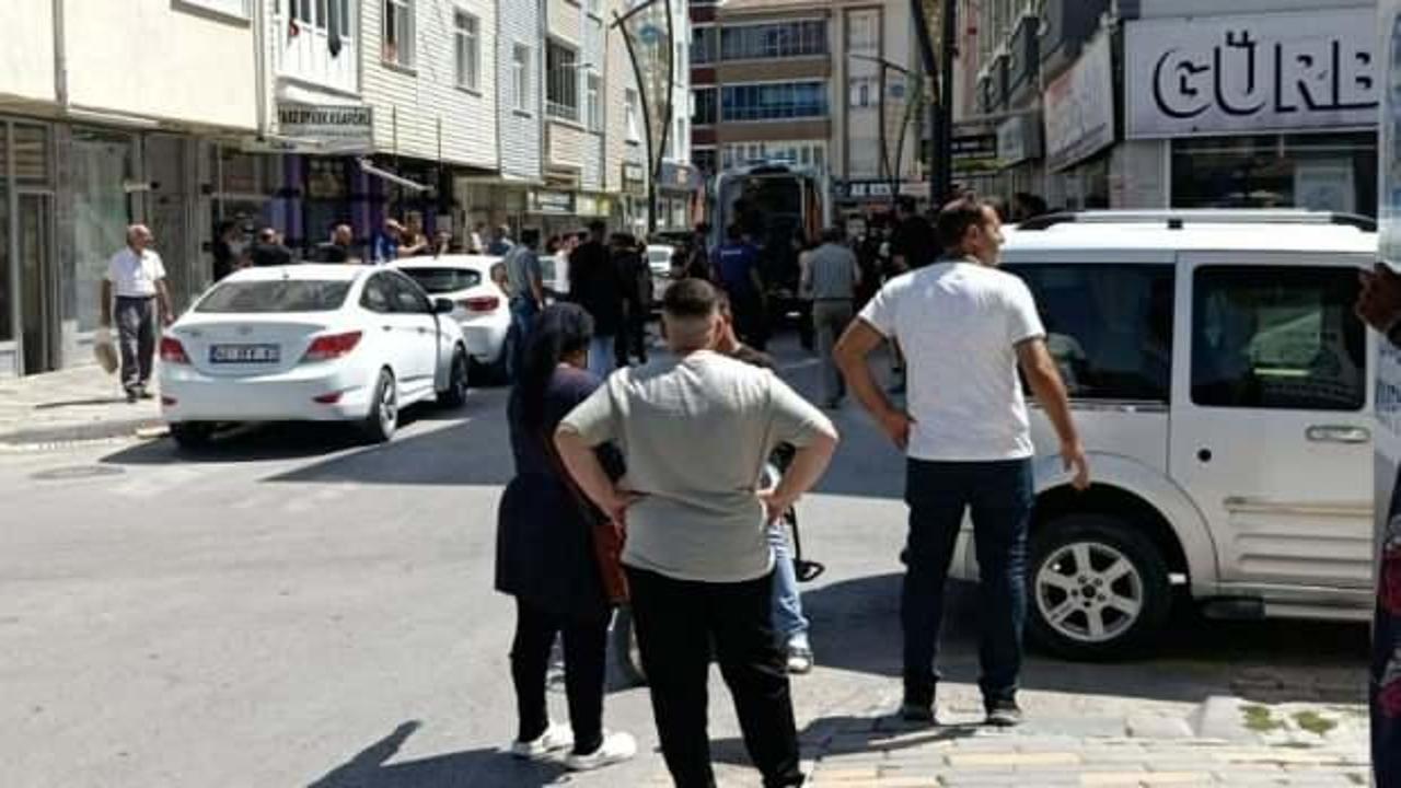 2 kardeş, kaldırımda yürüyen 2 kişiyi bıçakladı