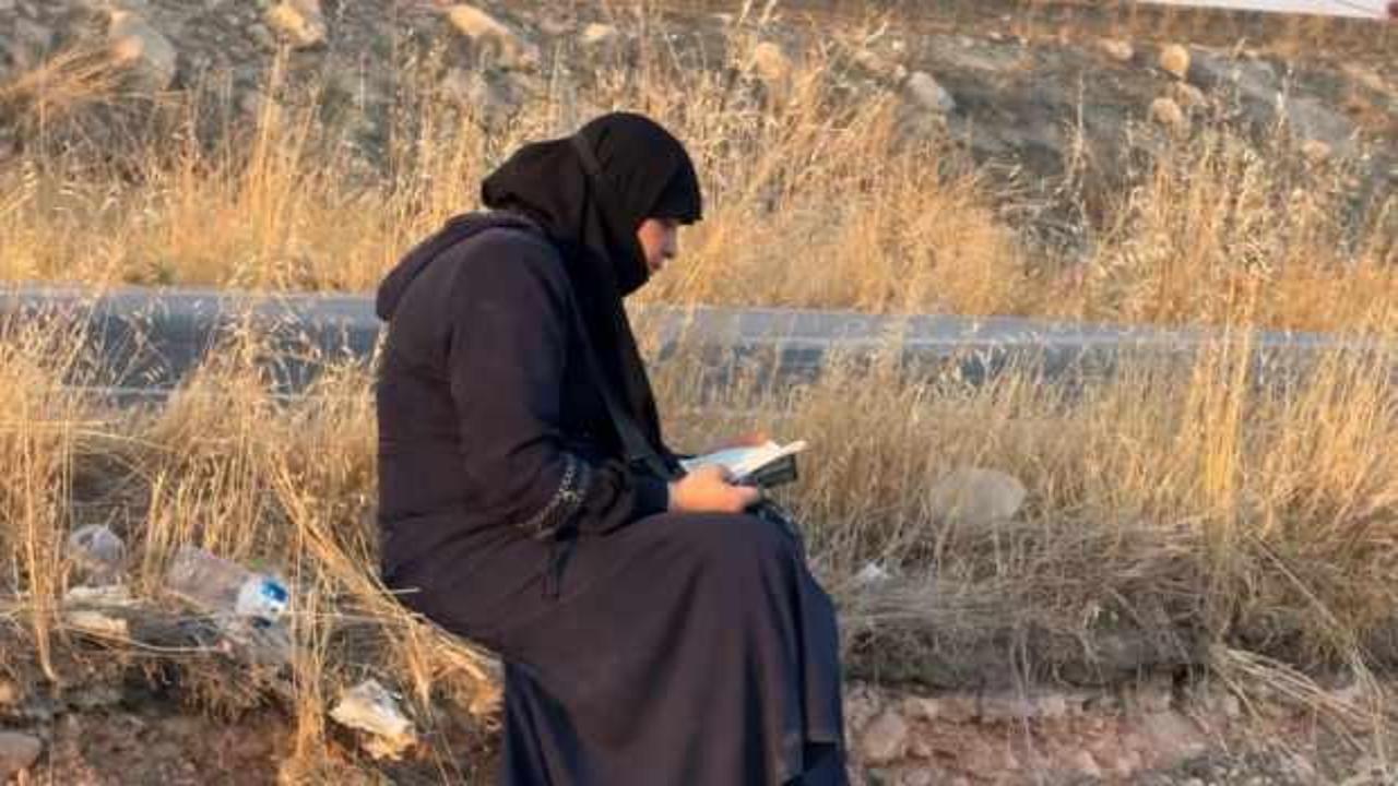 Takla atan araçtan çıkan kadın, yol kenarına oturarak Kur'an-ı Kerim okudu