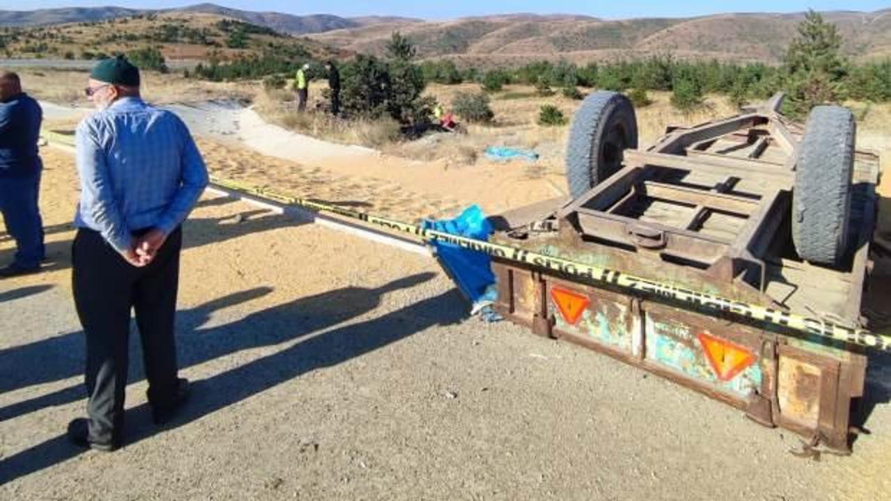 Buğday yüklü traktör devrildi, 2 kişi öldü