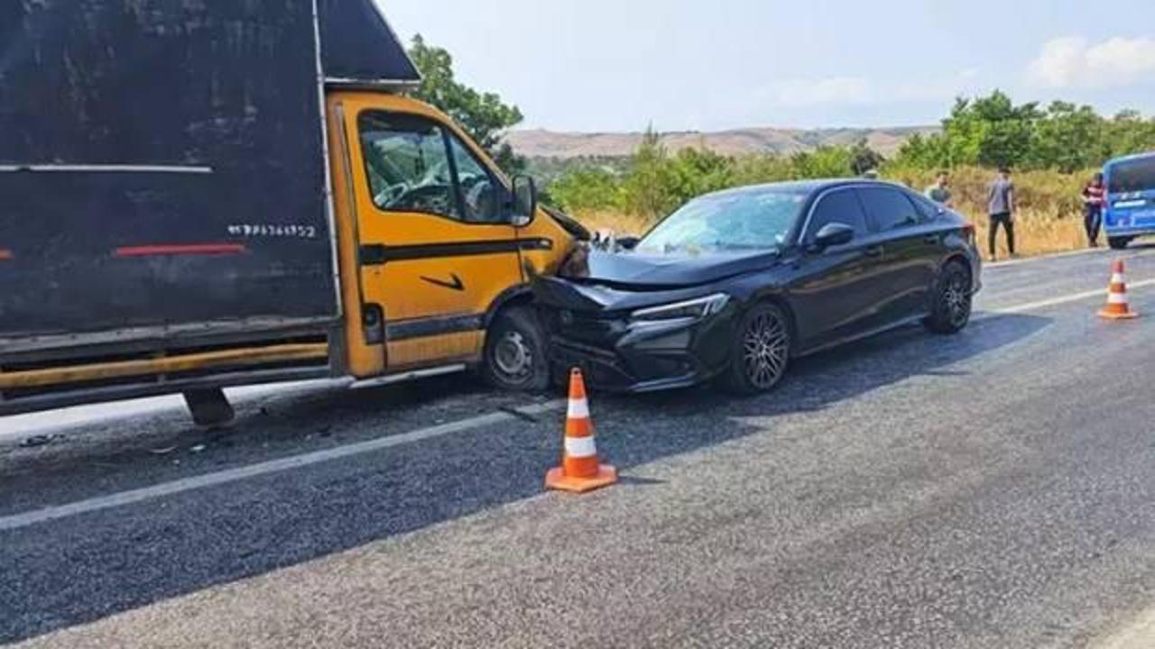 Bursa’da otomobil ile kamyonet kafa kafaya çarpıştı; 6 yaralı