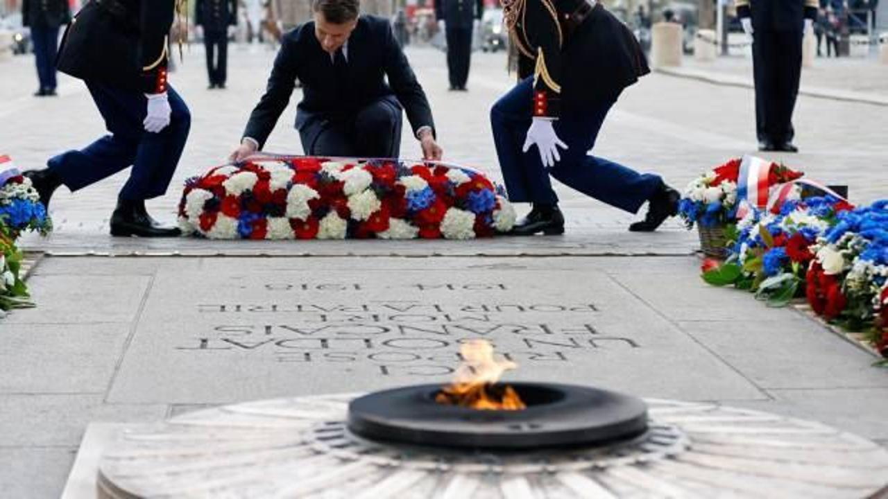 Fransa'da skandal: Savaş anıtı ateşinden sigara yaktı