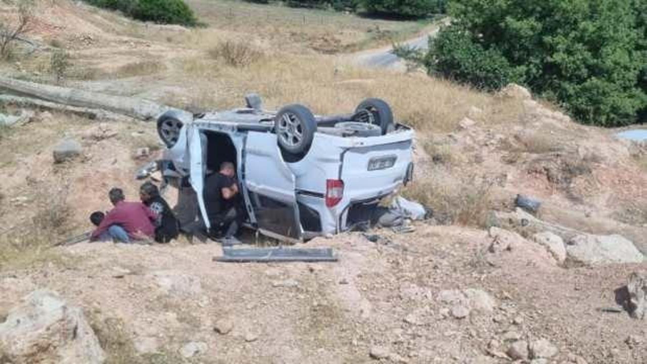 Hafif ticari ara&ccedil; şarampole yuvarlandı: 2'si ağır 5 yaralı