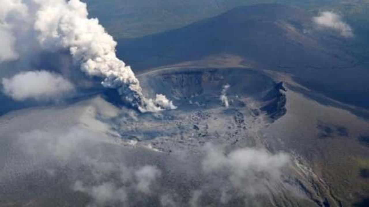 Japonya'da yanardağ patladı! "Taş yağabilir" uyarısı
