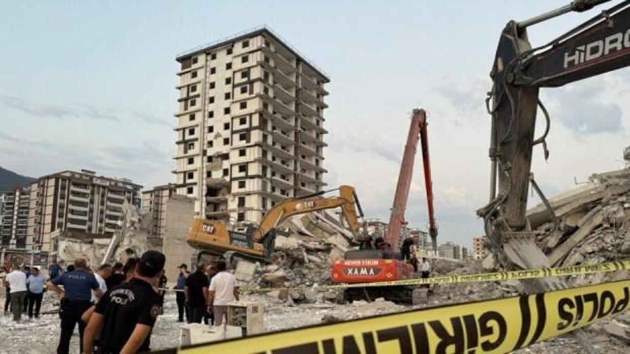 Kahramanmaraş'ta yıkımı yapılan ağır hasarlı bina iş makinesinin üzerine devrildi