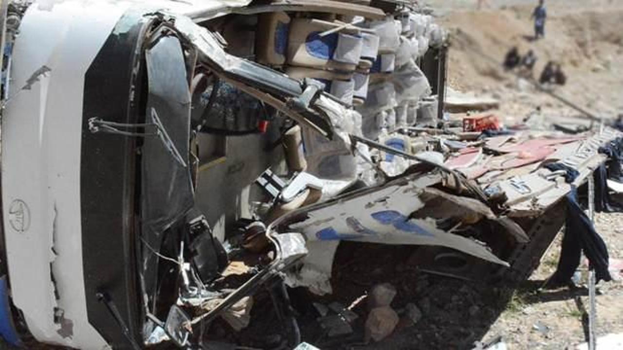 Katliam gibi kaza: Yolcu otobüsü ile kamyon çarpıştı: 11 ölü, 45 yaralı