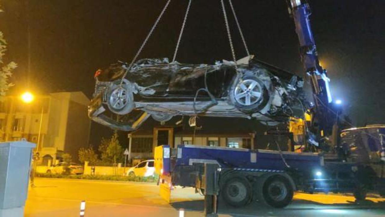 Otomobil park halindeki briket y&uuml;kl&uuml; tıra &ccedil;arptı: 2 &ouml;l&uuml;