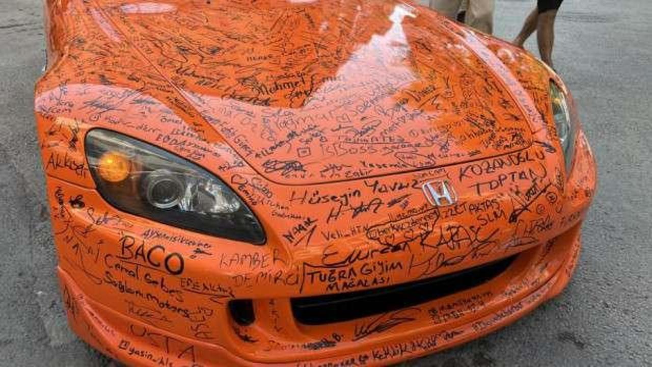 Otomobili g&ouml;renler imza atmadan ge&ccedil;miyor