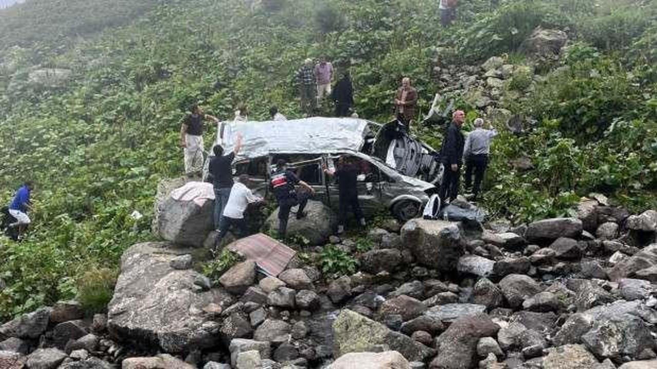 Yaylada korkunç kaza: Turistleri taşıyan minibüs dere yatağına uçtu: 2 ölü, 4 yaralı
