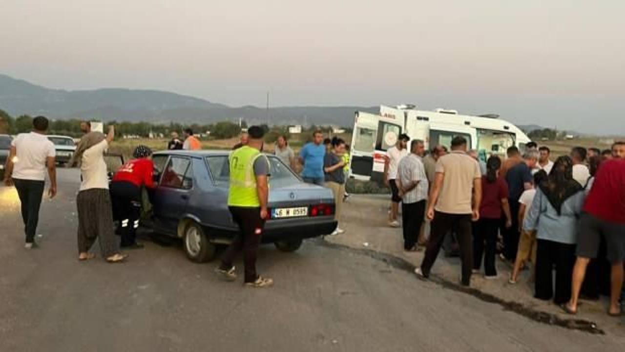 Motosikletle otomobil çarpıştı: 3 yaralı