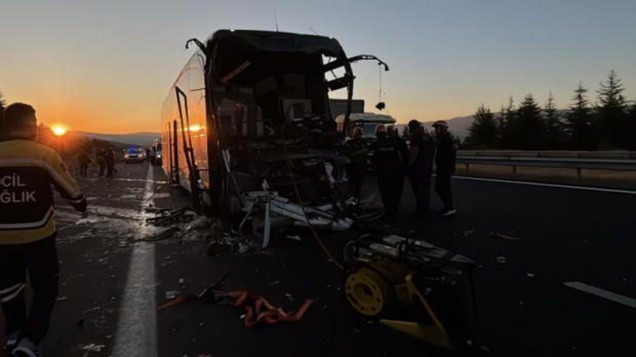 Anadolu Otoyolu'nda otobüs kamyona çarptı: Ölü ve çok sayıda yaralı var