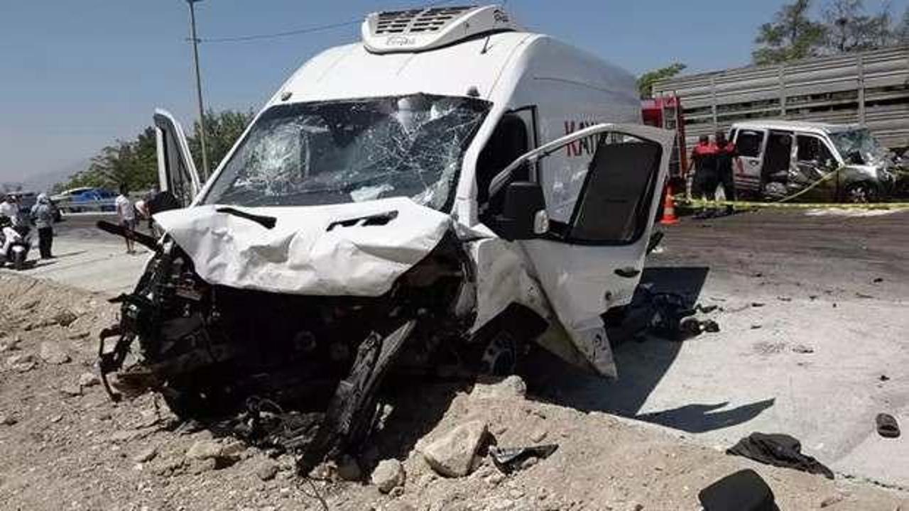 Burdur'da panelvan ile hafif ticari aracın çarpıştığı kazadaki ölü sayısı 3'e yükseldi
