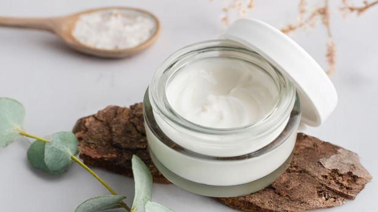 Evde Doğal El Kremi Yapımı: Balmumu ve Zeytinyağı ile Besleyici Bakım