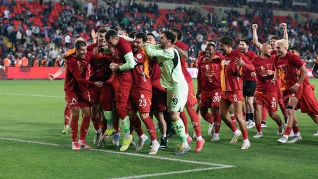 Galatasaray'da ayrılık resmileşti: Yıldız isim yeni takımının formasını giydi