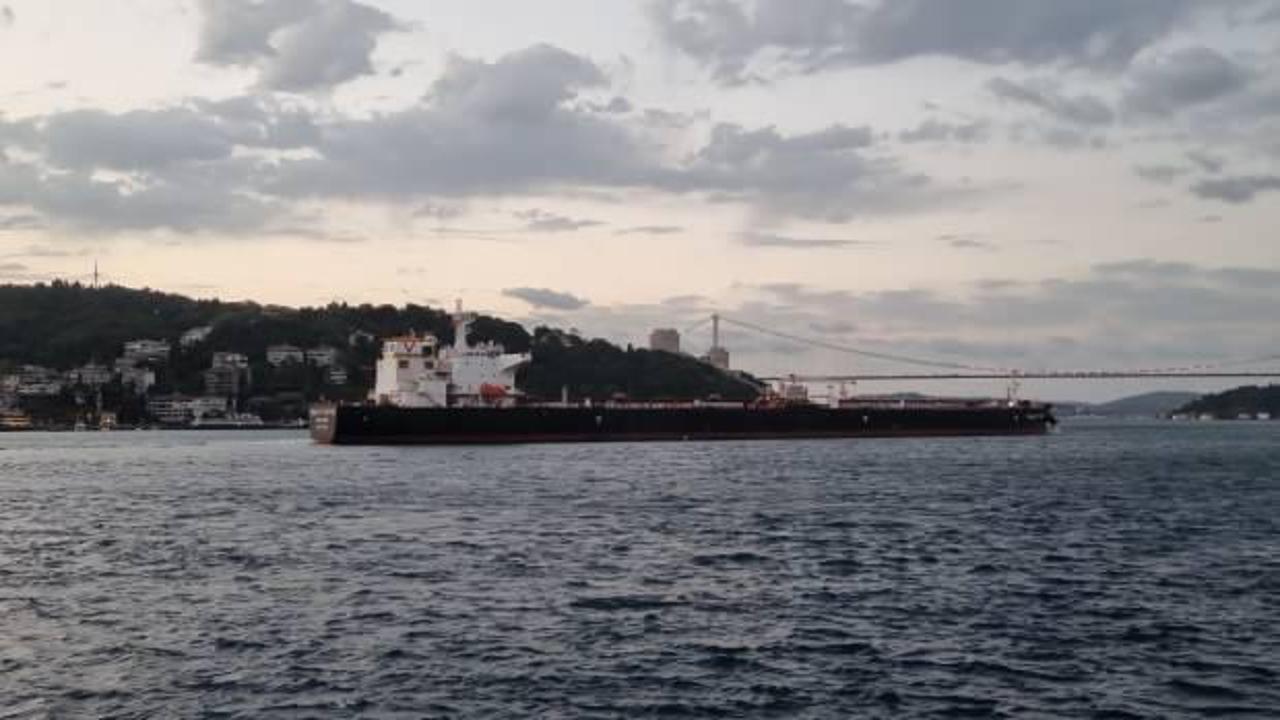 İstanbul Boğazı'nda hareketli anlar: Gemi trafiğine kapatıldı!