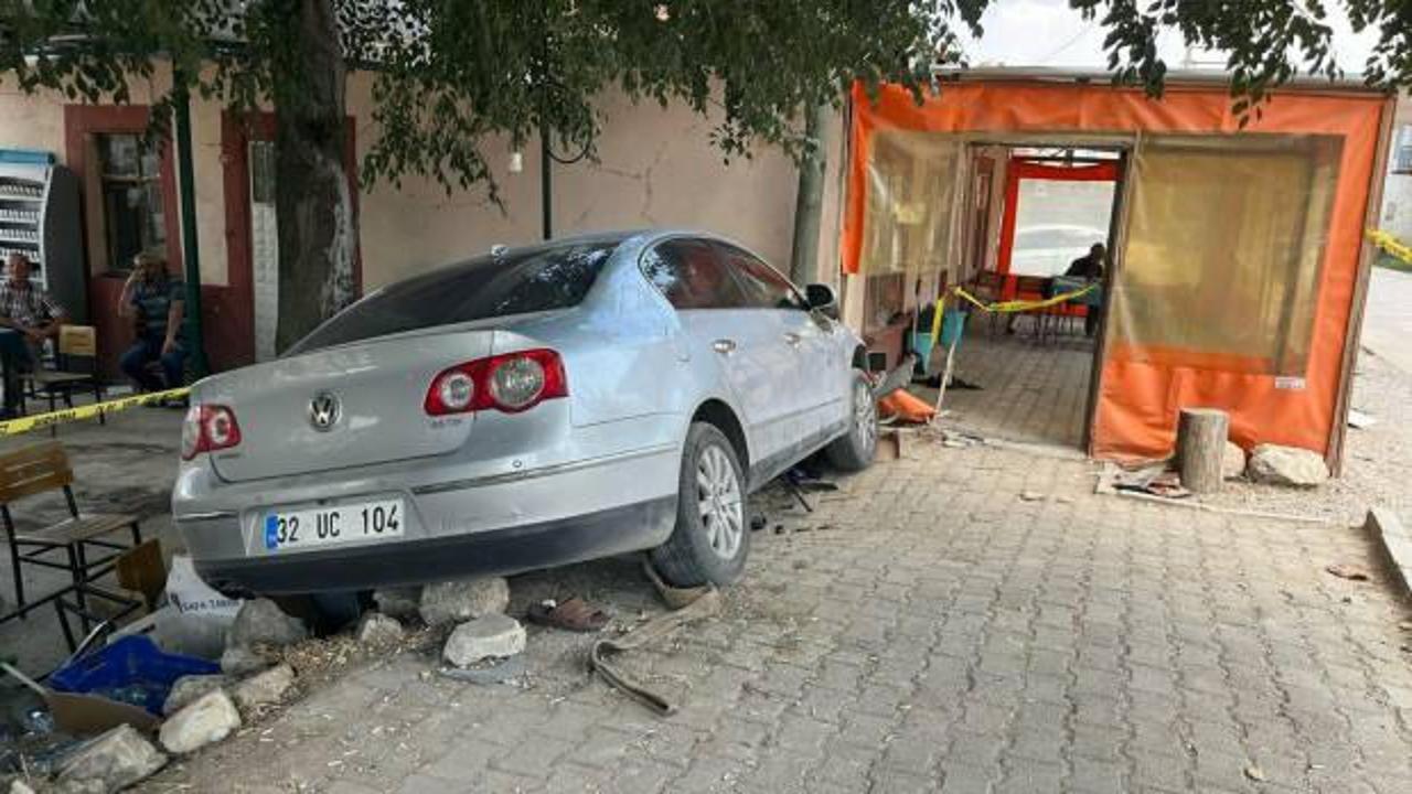 Otomobil, k&ouml;y&uuml;n kahvehanesine daldı: 1 &ouml;l&uuml;, 2 yaralı