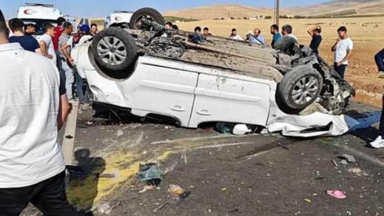 Siirt’te refüje çarparak takla atan araç ters döndü: 6 yaralı