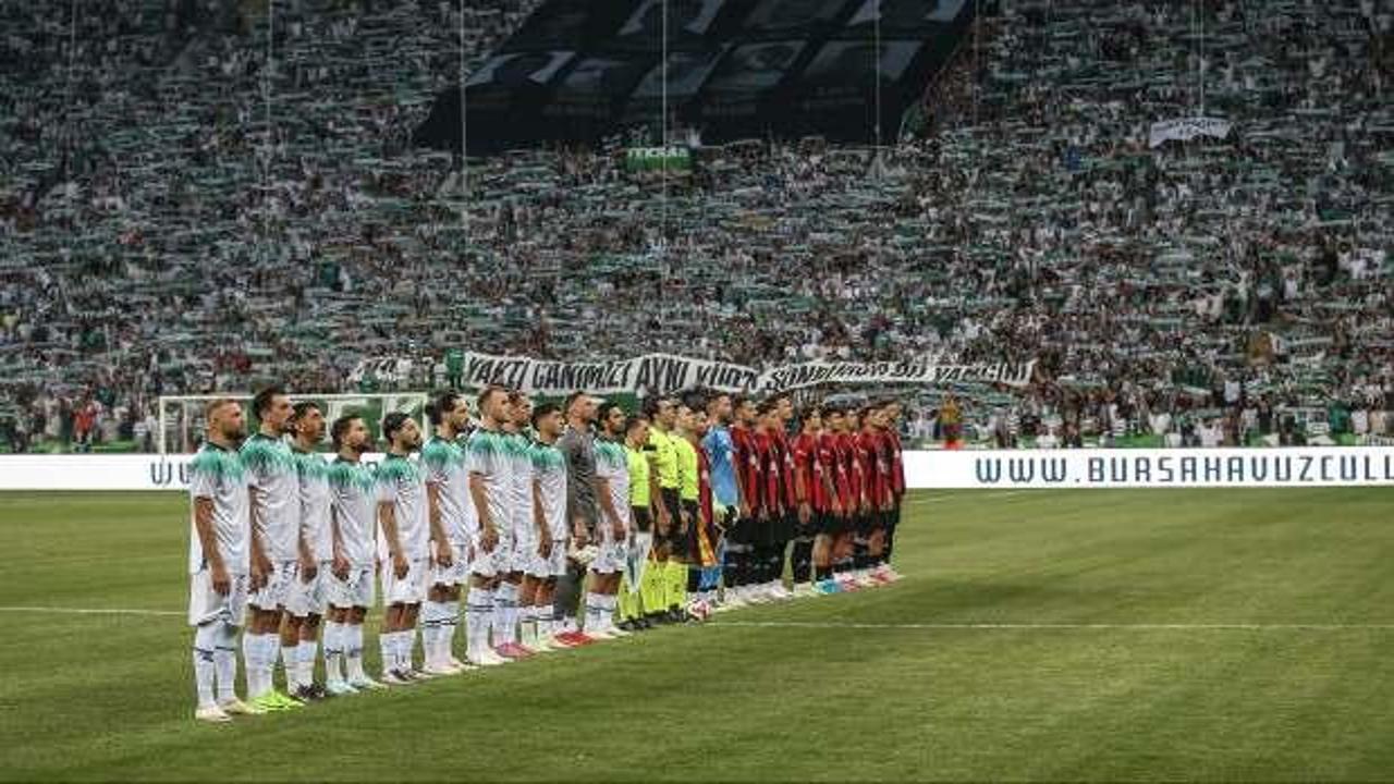 Süper Lig'in iki efsanesi sahaya çıktı: 40 bin seyirci tribünden takip etti