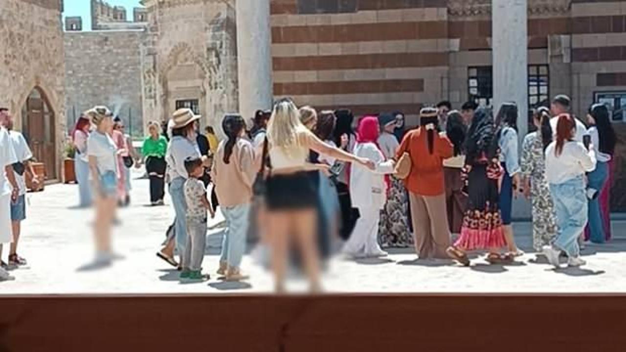 Van'da tarihi camiye uygunsuz kıyafetlerle girilmesine tepki 