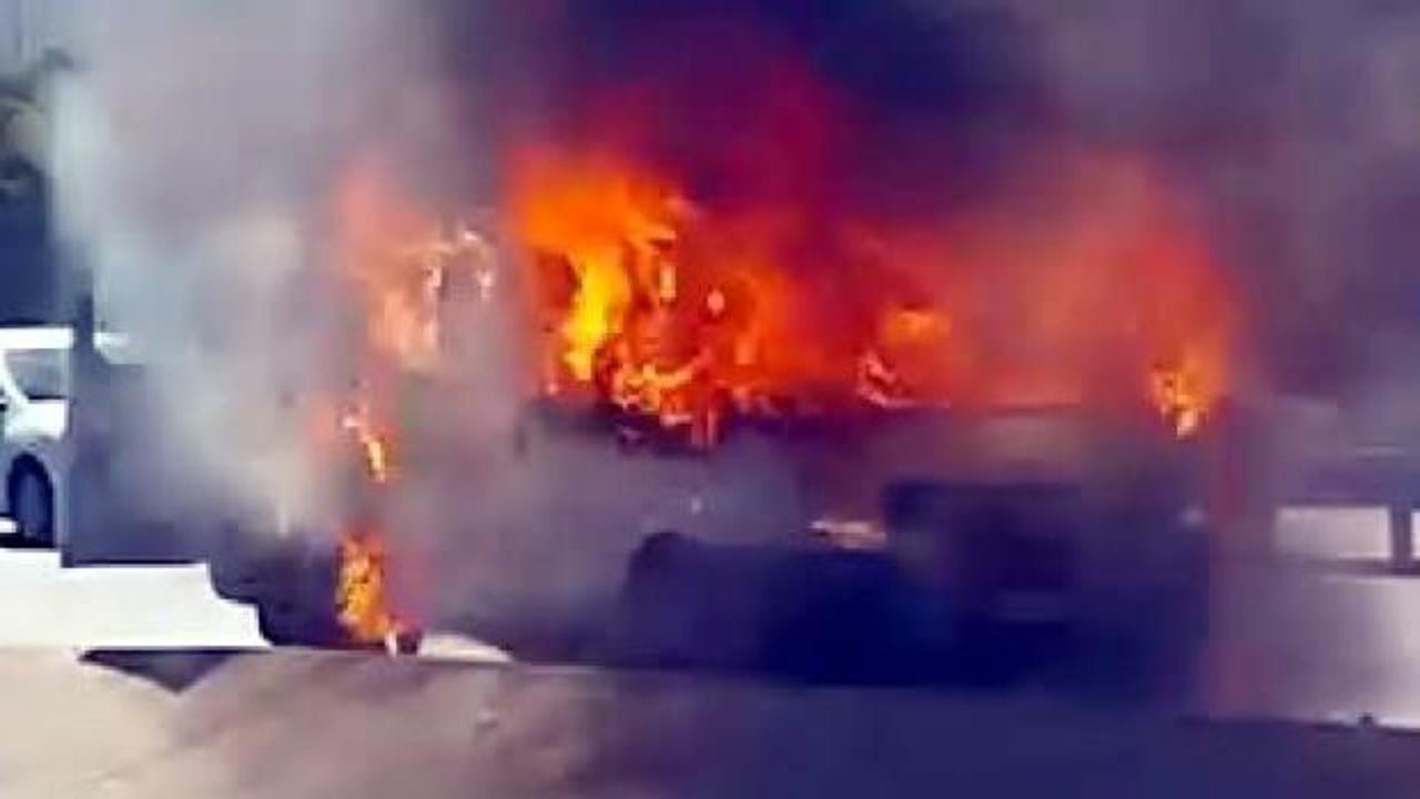 Avcılar D-100'de minibüs alev alev yandı