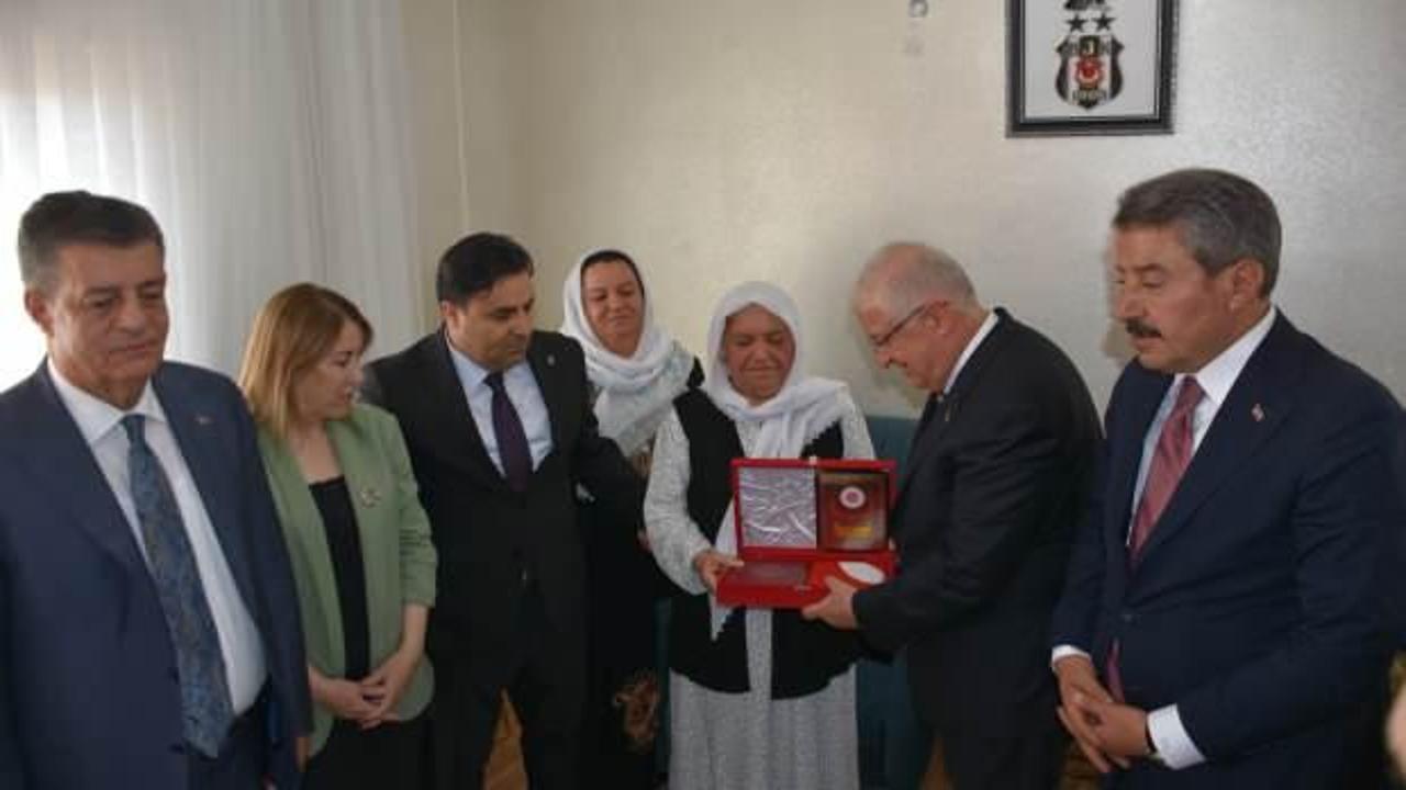 Bakan Güler'den Şırnak'ta şehit ailesine ziyaret