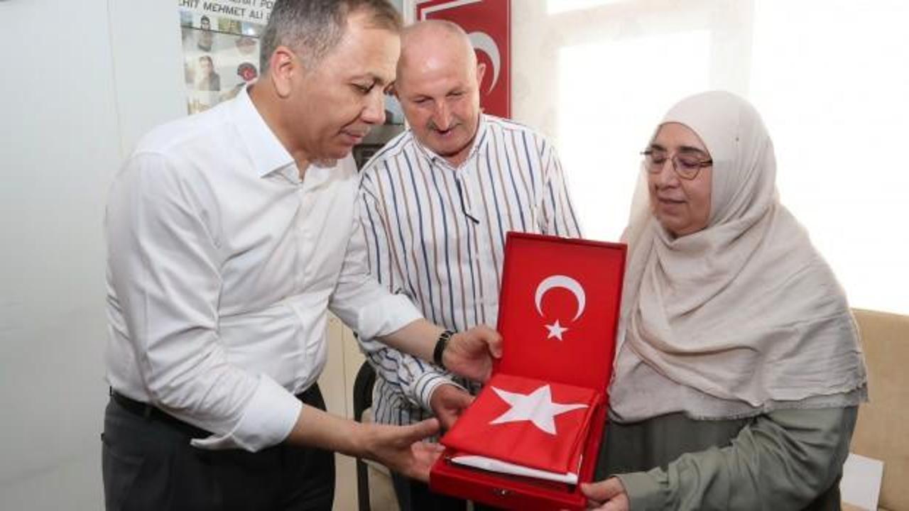 Bakan Yerlikaya'da şehit ailesine ziyaret! Erdoğan'ın mektubunu verdi