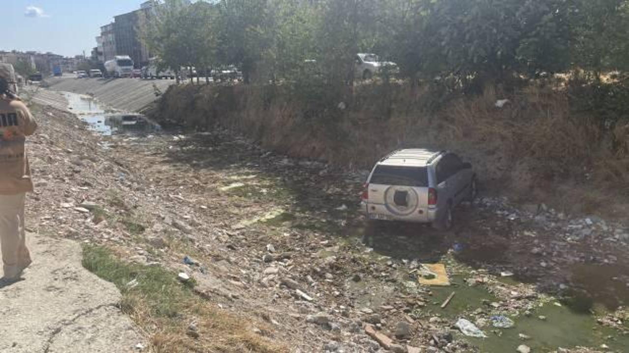 Çocuk şakası pahalıya patladı! Otomobil dereye uçtu
