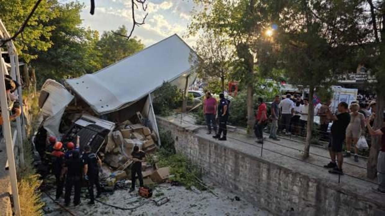 Korkunç kaza! Freni boşalan kamyon 10 araca çarptı