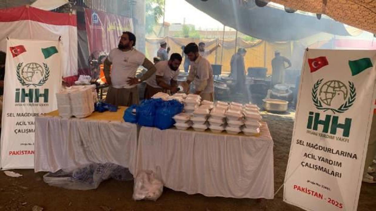 İHH'dan Pakistan'da selden etkilenen afetzedelere yardım